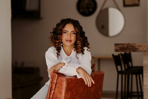 Psicóloga. Ensaio de Marca Pessoal. Renata Bridges Photo. Colete preto. Roupa social. Cabelo cacheado.'