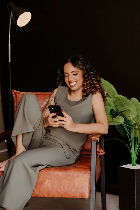 Psicóloga. Ensaio de Marca Pessoal. Renata Bridges Photo. Colete preto. Roupa social. Cabelo cacheado.'