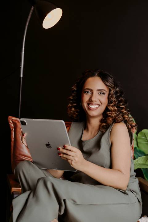 Psicóloga. Ensaio de Marca Pessoal. Renata Bridges Photo. Colete preto. Roupa social. Cabelo cacheado.'