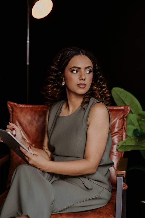 Psicóloga. Ensaio de Marca Pessoal. Renata Bridges Photo. Colete preto. Roupa social. Cabelo cacheado.'