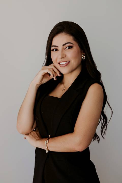 Ensaio Corporativo. Ensaio de Marca Pessoal. Colete Preto. Fundo neutro. Bom Despacho. Melhor fotógrafa. Renata Bridges Photo.'