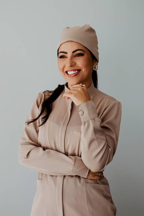 Ensaio Corporativo. Ensaio de Marca Pessoal. Colete Preto. Fundo neutro. Bom Despacho. Melhor fotógrafa. Renata Bridges Photo.'