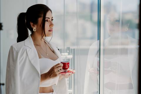 Ensaio Corporativo. Ensaio de Marca Pessoal. Colete Preto. Fundo neutro. Bom Despacho. Melhor fotógrafa. Renata Bridges Photo.'