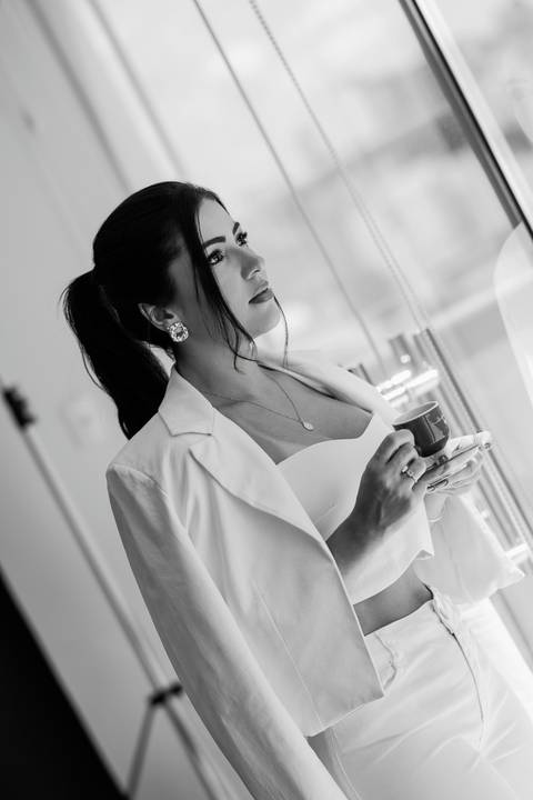 Ensaio Corporativo. Ensaio de Marca Pessoal. Colete Preto. Fundo neutro. Bom Despacho. Melhor fotógrafa. Renata Bridges Photo.'