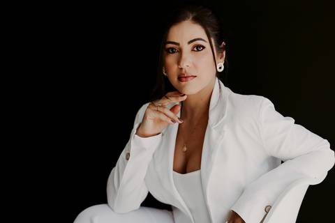 Ensaio Corporativo. Ensaio de Marca Pessoal. Colete Preto. Fundo neutro. Bom Despacho. Melhor fotógrafa. Renata Bridges Photo.'