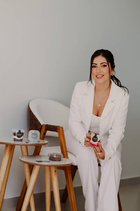 Ensaio Corporativo. Ensaio de Marca Pessoal. Colete Preto. Fundo neutro. Bom Despacho. Melhor fotógrafa. Renata Bridges Photo.'