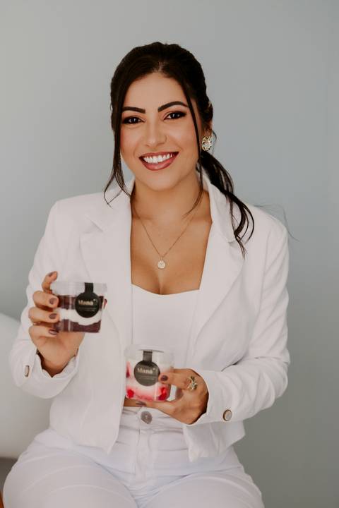 Ensaio Corporativo. Ensaio de Marca Pessoal. Colete Preto. Fundo neutro. Bom Despacho. Melhor fotógrafa. Renata Bridges Photo.'