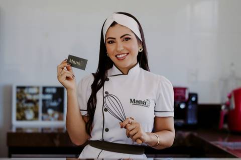 Ensaio Corporativo. Ensaio de Marca Pessoal. Colete Preto. Fundo neutro. Bom Despacho. Melhor fotógrafa. Renata Bridges Photo.'