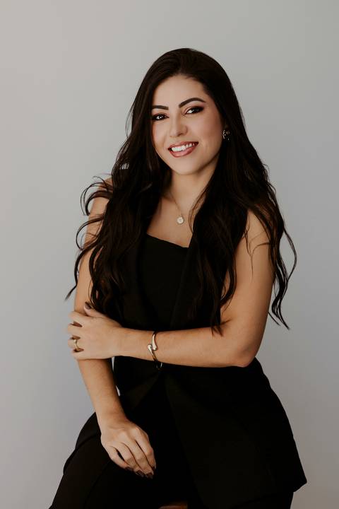 Ensaio Corporativo. Ensaio de Marca Pessoal. Colete Preto. Fundo neutro. Bom Despacho. Melhor fotógrafa. Renata Bridges Photo.'