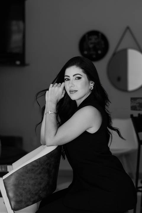 Ensaio Corporativo. Ensaio de Marca Pessoal. Colete Preto. Fundo neutro. Bom Despacho. Melhor fotógrafa. Renata Bridges Photo.'