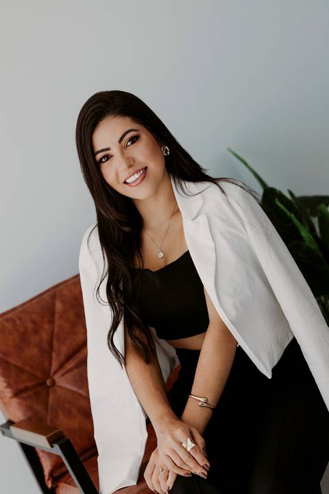 Ensaio Corporativo. Ensaio de Marca Pessoal. Colete Preto. Fundo neutro. Bom Despacho. Melhor fotógrafa. Renata Bridges Photo.'