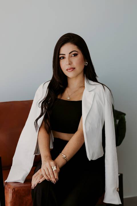 Ensaio Corporativo. Ensaio de Marca Pessoal. Colete Preto. Fundo neutro. Bom Despacho. Melhor fotógrafa. Renata Bridges Photo.'