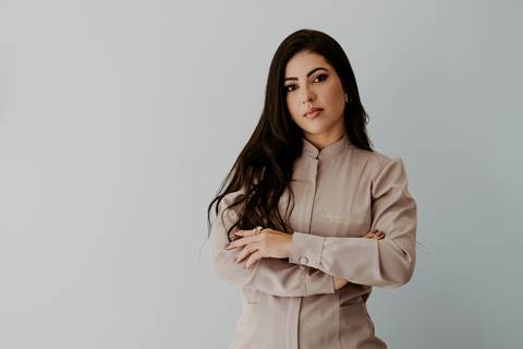 Ensaio Corporativo. Ensaio de Marca Pessoal. Colete Preto. Fundo neutro. Bom Despacho. Melhor fotógrafa. Renata Bridges Photo.'