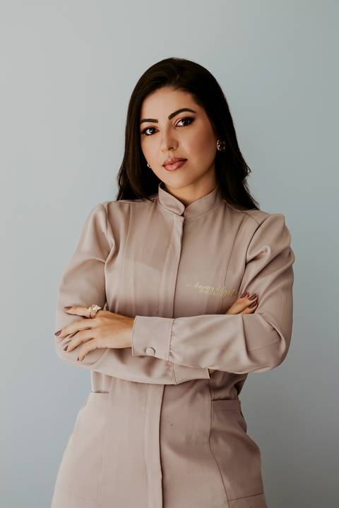 Ensaio Corporativo. Ensaio de Marca Pessoal. Colete Preto. Fundo neutro. Bom Despacho. Melhor fotógrafa. Renata Bridges Photo.'