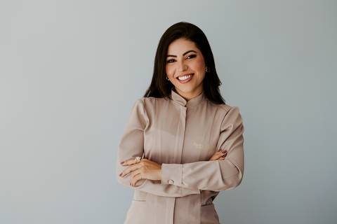 Ensaio Corporativo. Ensaio de Marca Pessoal. Colete Preto. Fundo neutro. Bom Despacho. Melhor fotógrafa. Renata Bridges Photo.'