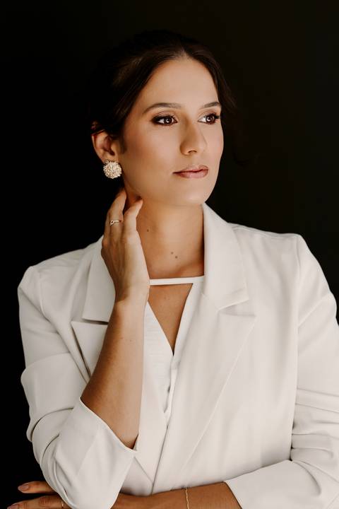 Ensaio Corporativo. Melhor fotógrafa de Bom Despacho. Renata Bridges Photo. Fundo Neutro. Fotos estúdio. Maquiadora.'