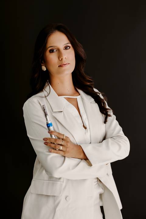 Ensaio Corporativo. Melhor fotógrafa de Bom Despacho. Renata Bridges Photo. Fundo Neutro. Fotos estúdio. Maquiadora.'