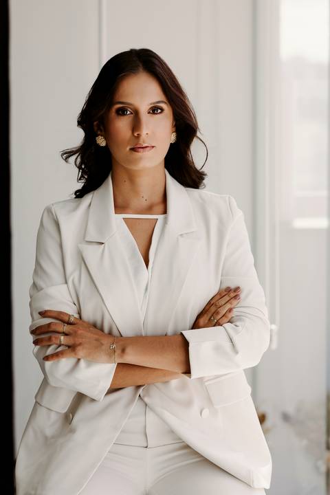 Ensaio Corporativo. Melhor fotógrafa de Bom Despacho. Renata Bridges Photo. Fundo Neutro. Fotos estúdio. Maquiadora.'