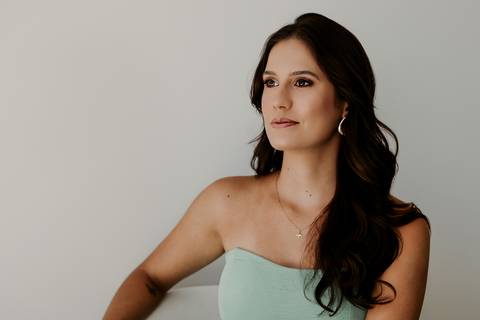 Ensaio Corporativo. Melhor fotógrafa de Bom Despacho. Renata Bridges Photo. Fundo Neutro. Fotos estúdio. Maquiadora.'