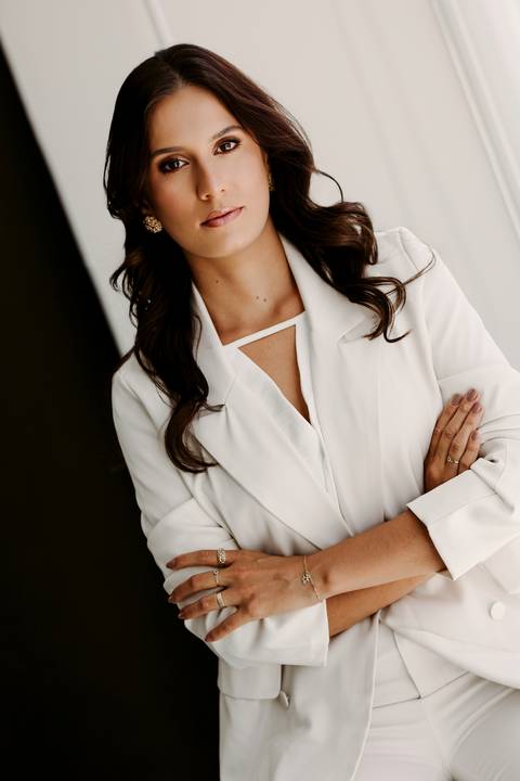 Ensaio Corporativo. Melhor fotógrafa de Bom Despacho. Renata Bridges Photo. Fundo Neutro. Fotos estúdio. Maquiadora.'