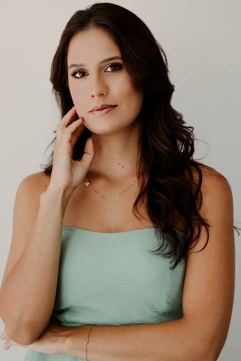 Ensaio Corporativo. Melhor fotógrafa de Bom Despacho. Renata Bridges Photo. Fundo Neutro. Fotos estúdio. Maquiadora.'