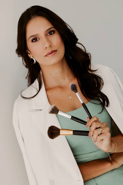 Ensaio Corporativo. Melhor fotógrafa de Bom Despacho. Renata Bridges Photo. Fundo Neutro. Fotos estúdio. Maquiadora.'