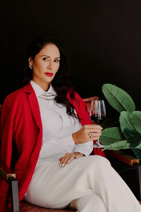 Ensaio feminino. Ensaio Corporativo. Ensaio de marca pessoal. foto preto e branco. estetica. beleza. bom despacho renata bridges. taça de vinho'