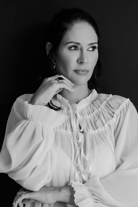 Ensaio feminino. Ensaio Corporativo. Ensaio de marca pessoal. foto preto e branco. estetica. beleza. bom despacho renata bridges'