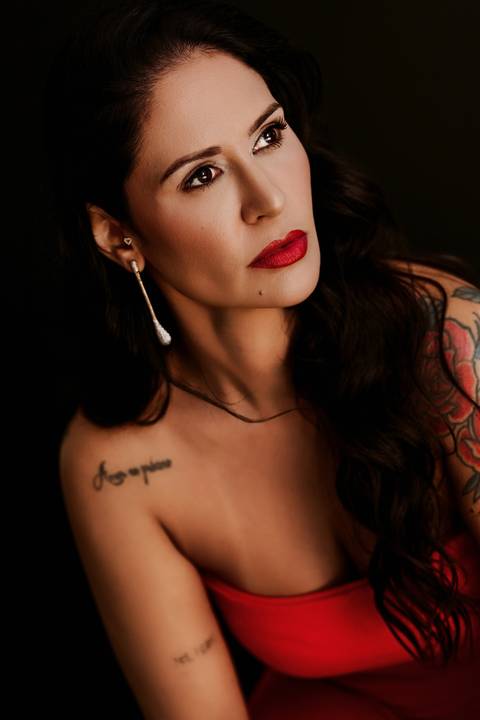 Ensaio feminino. Ensaio Corporativo. Ensaio de marca pessoal. foto preto e branco. estetica. beleza. bom despacho renata bridges. foto carão. tatuagem'