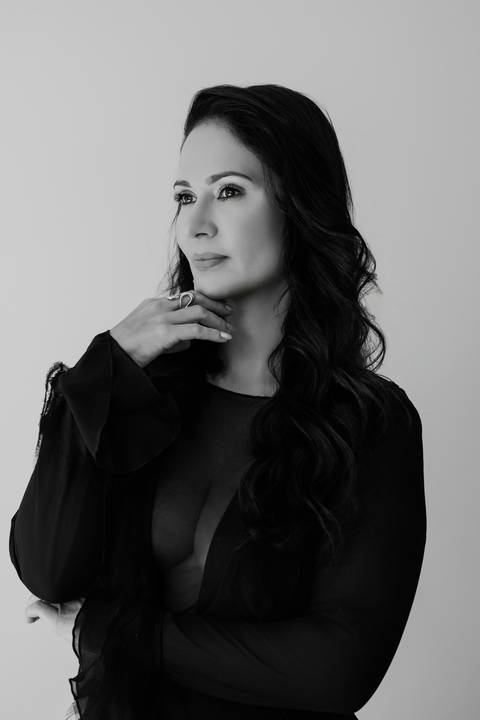 Ensaio feminino. Ensaio Corporativo. Ensaio de marca pessoal. foto preto e branco. estetica. beleza. bom despacho renata bridges'