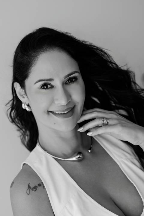 Ensaio feminino. Ensaio Corporativo. Ensaio de marca pessoal. foto preto e branco. estetica. beleza. bom despacho renata bridges'