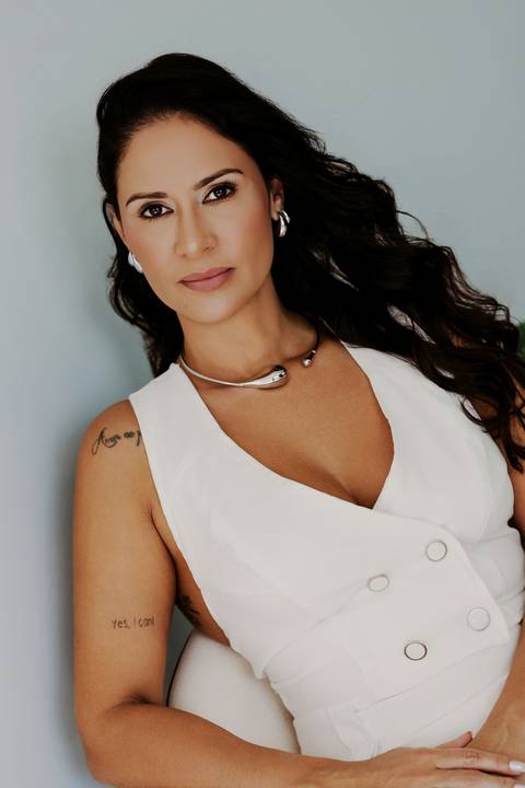 Ensaio feminino. Ensaio Corporativo. Ensaio de marca pessoal. foto preto e branco. estetica. beleza. bom despacho renata bridges'