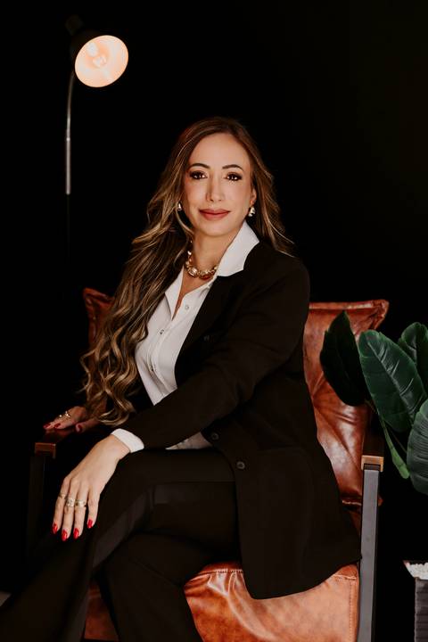 Ensaio advogada, consultora, mentora apple mesa estudio renata bridges fotógrafa blazer preto'