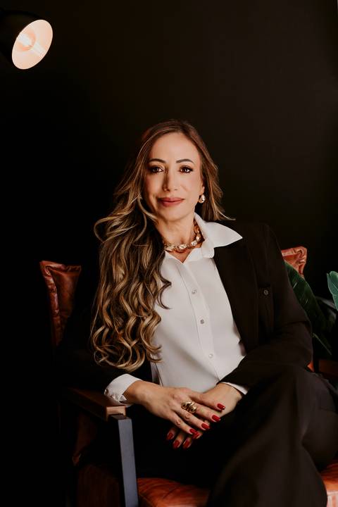 Ensaio advogada, consultora, mentora apple mesa estudio renata bridges fotógrafa blazer preto'