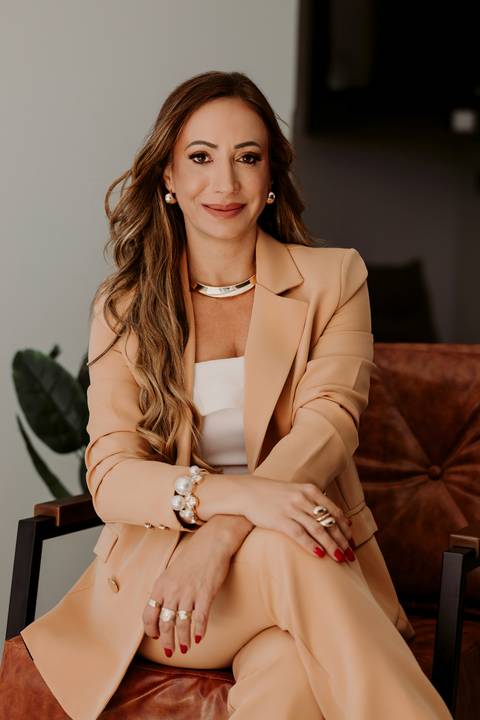 Ensaio advogada, consultora, mentora apple mesa estudio renata bridges fotógrafa blazer bege'