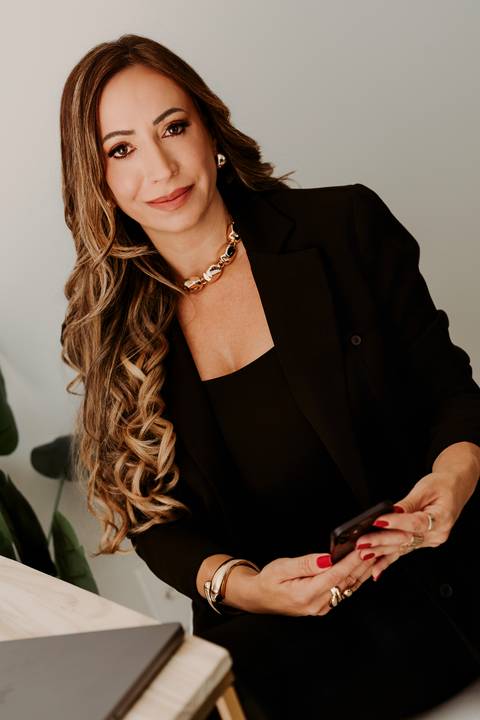 Ensaio advogada, consultora, mentora apple mesa estudio renata bridges fotógrafa blazer preto'