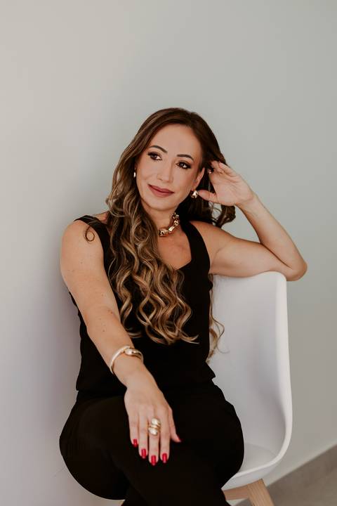 Ensaio advogada, consultora, mentora apple mesa estudio renata bridges fotógrafa blazer preto'