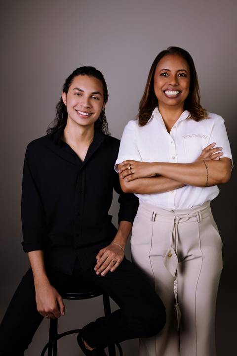 Fotos corporativas. Fotos de estúdio. Roupa preta. Dentista. botox. renata bridges. dupla. casal. mae e filho'