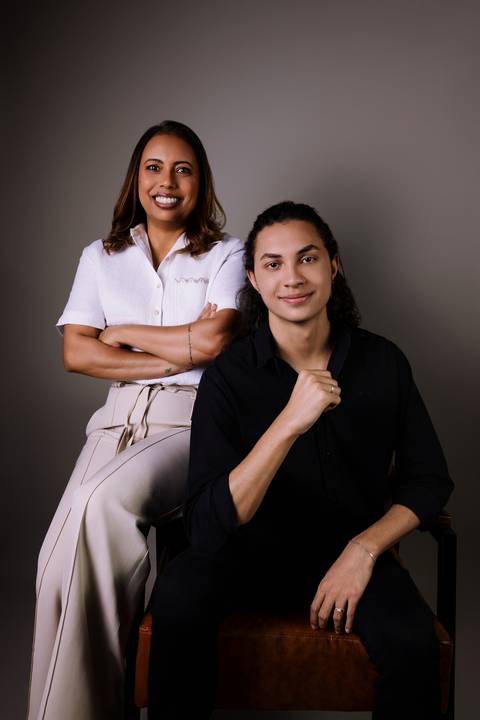Fotos corporativas. Fotos de estúdio. Roupa preta. Dentista. botox. renata bridges. dupla. casal. mae e filho'