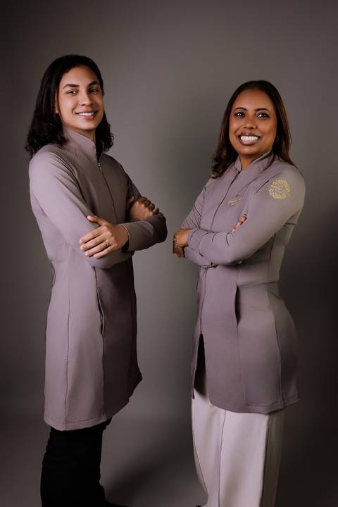 Fotos corporativas. Fotos de estúdio. Roupa preta. Dentista. botox. renata bridges. dupla. casal. mae e filho'