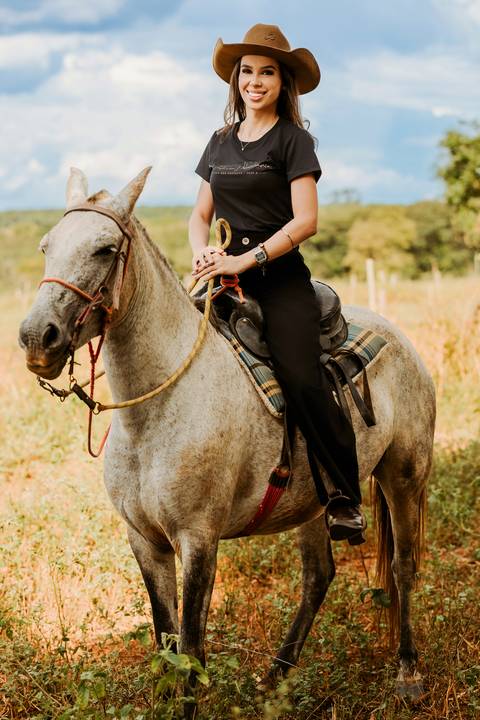 cavalo médica veterinária foto feminina renata bridges bom despacho natureza de dia jaleco branco roupa preta chapeu família pais pai e mãe'