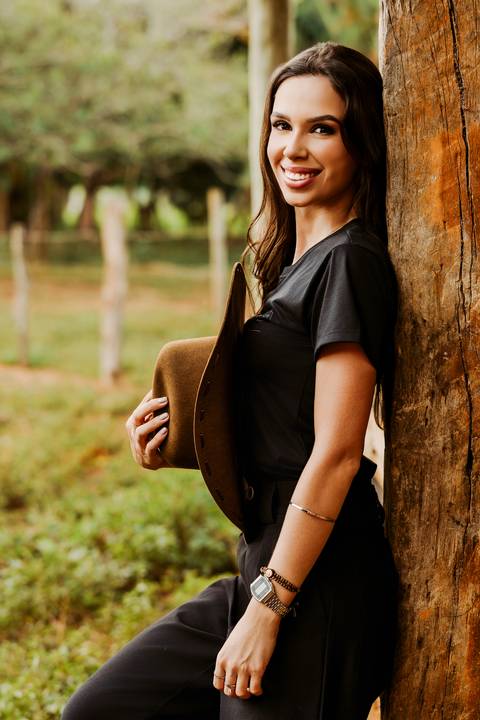 cavalo médica veterinária foto feminina renata bridges bom despacho natureza de dia jaleco branco roupa preta chapeu família pais pai e mãe'