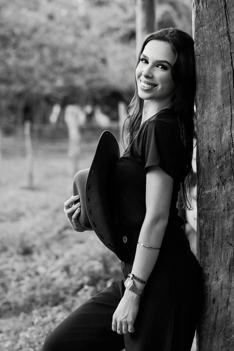 cavalo médica veterinária foto feminina renata bridges bom despacho natureza de dia jaleco branco roupa preta chapeu família pais pai e mãe'