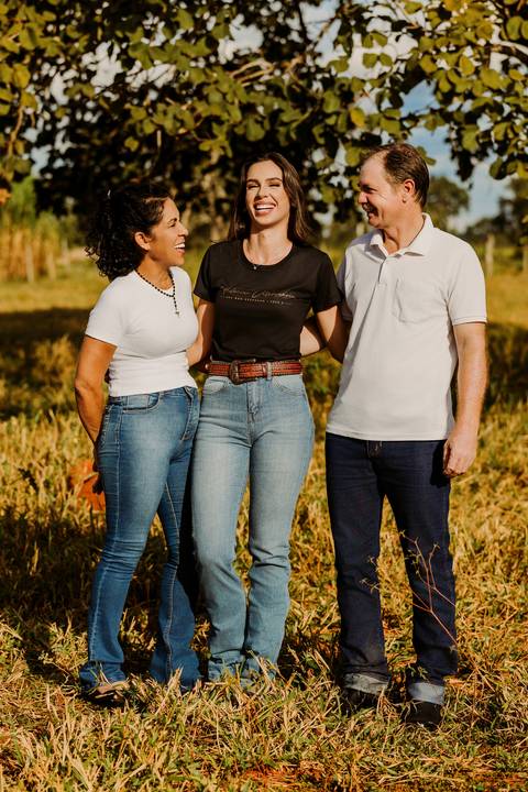 cavalo médica veterinária foto feminina renata bridges bom despacho natureza de dia jaleco branco roupa preta chapeu família pais pai e mãe'