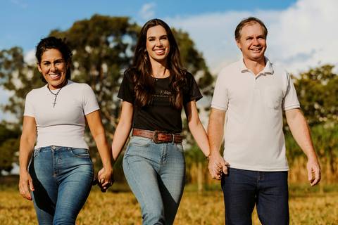 cavalo médica veterinária foto feminina renata bridges bom despacho natureza de dia jaleco branco roupa preta chapeu família pais pai e mãe'