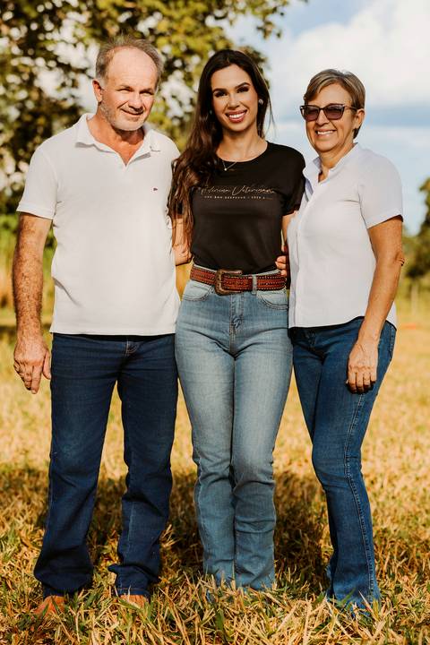 cavalo médica veterinária foto feminina renata bridges bom despacho natureza de dia jaleco branco roupa preta chapeu família pais pai e mãe'