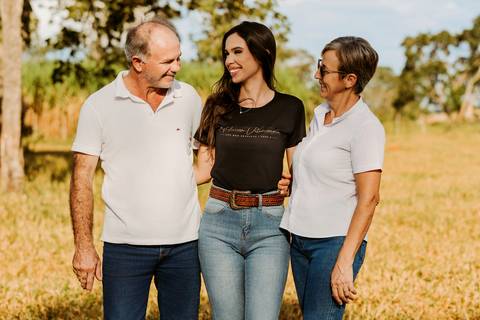 cavalo médica veterinária foto feminina renata bridges bom despacho natureza de dia jaleco branco roupa preta chapeu família pais pai e mãe'