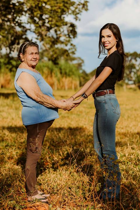 cavalo médica veterinária foto feminina renata bridges bom despacho natureza de dia jaleco branco roupa preta chapeu família pais pai e mãe avó'