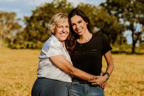 cavalo médica veterinária foto feminina renata bridges bom despacho natureza de dia jaleco branco roupa preta chapeu família pais pai e mãe madrinha'