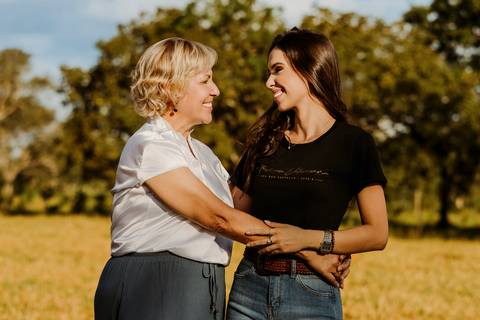 cavalo médica veterinária foto feminina renata bridges bom despacho natureza de dia jaleco branco roupa preta chapeu família pais pai e mãe madrinha'